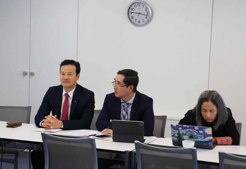 越南常驻日内瓦代表团团长梅潘勇大使（左一）出席研讨会。图自越通社