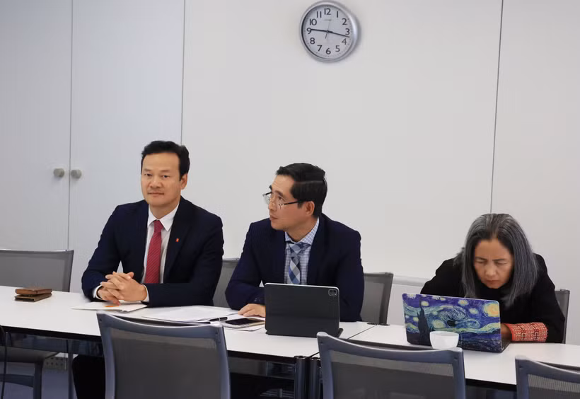 越南常驻日内瓦代表团团长梅潘勇大使（左一）出席研讨会。图自越通社