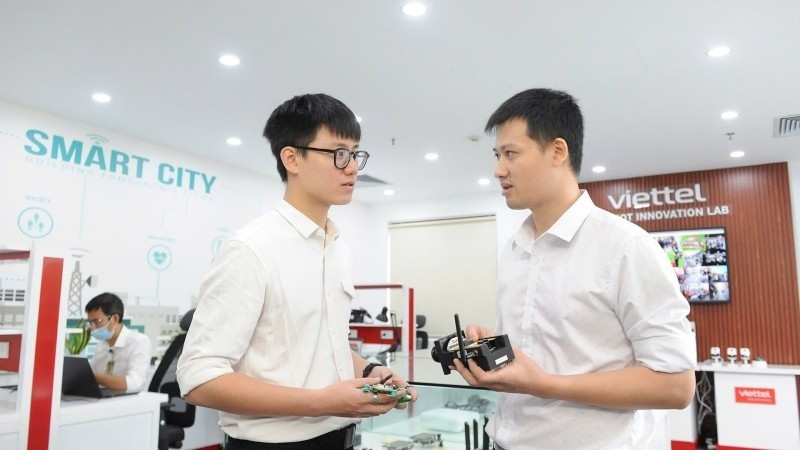 Viettel 技术人员讨论技术解决方案。图自《人民报网》