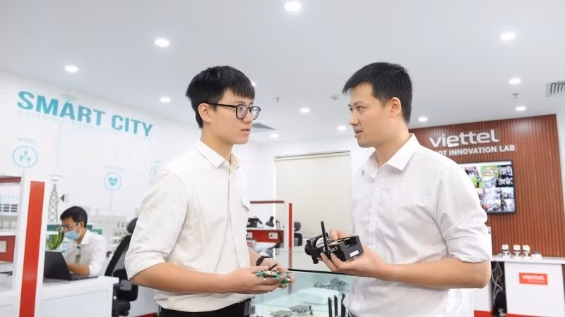 Viettel 技术人员讨论技术解决方案。图自《人民报网》