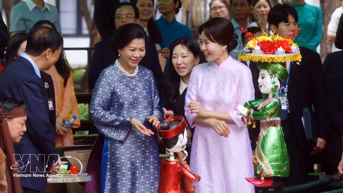 越共中央总书记、国家主席夫人同韩国总统夫人一同参观越南民族学博物馆