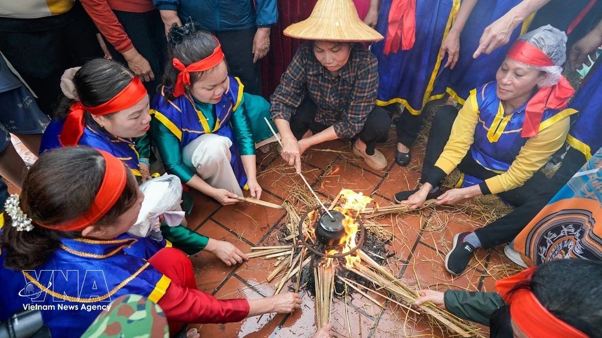 各参赛队伍的煮饭比赛在氏锦村村亭院内举行。图自 越通社