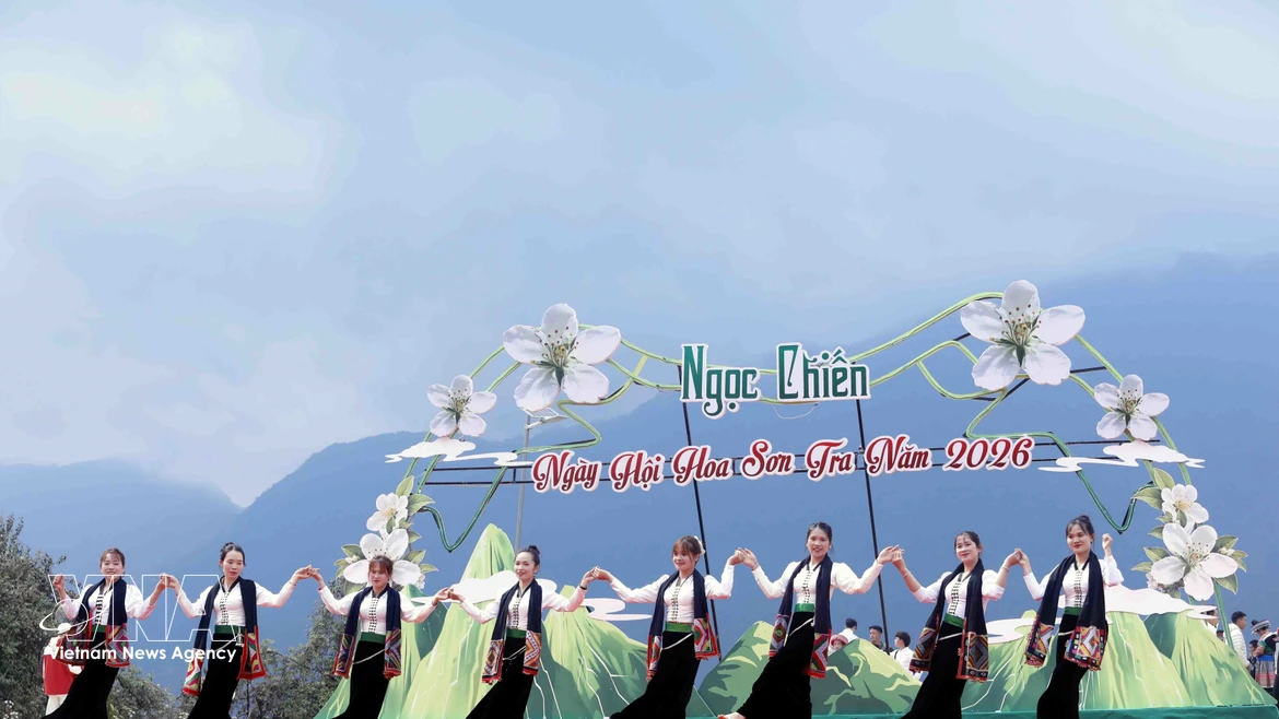 当地各族群众与众多游客踊跃参与玉战乡山楂花节活动。图自 越通社