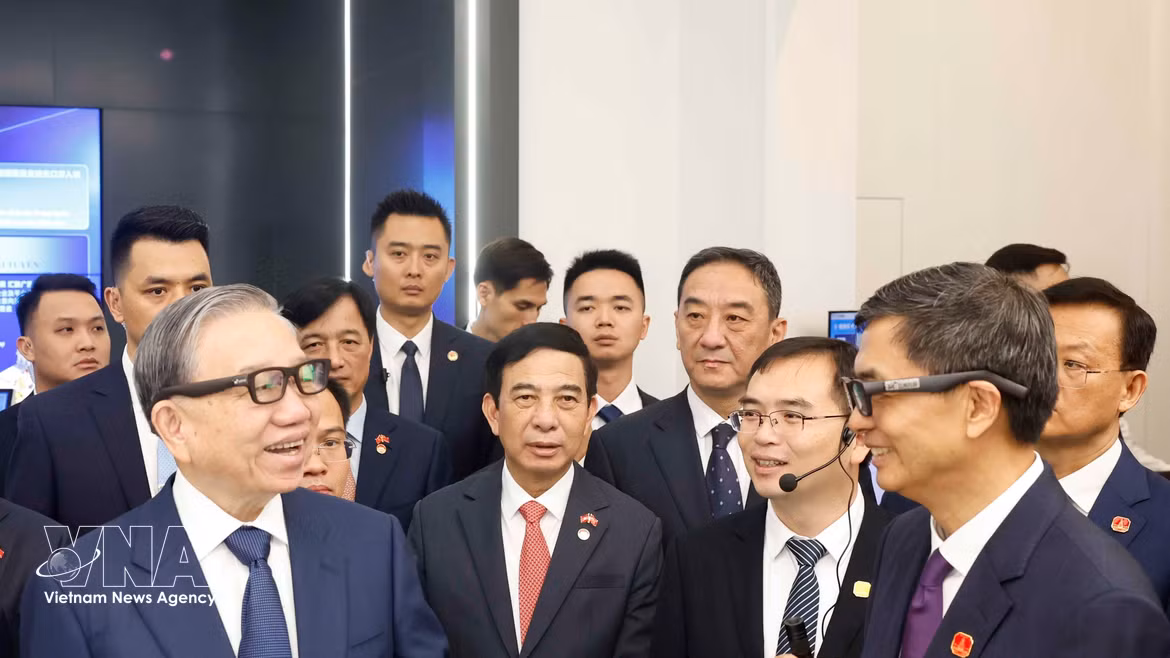 越共中央总书记、国家主席苏林走访中国—东盟国家人工智能应用合作中心