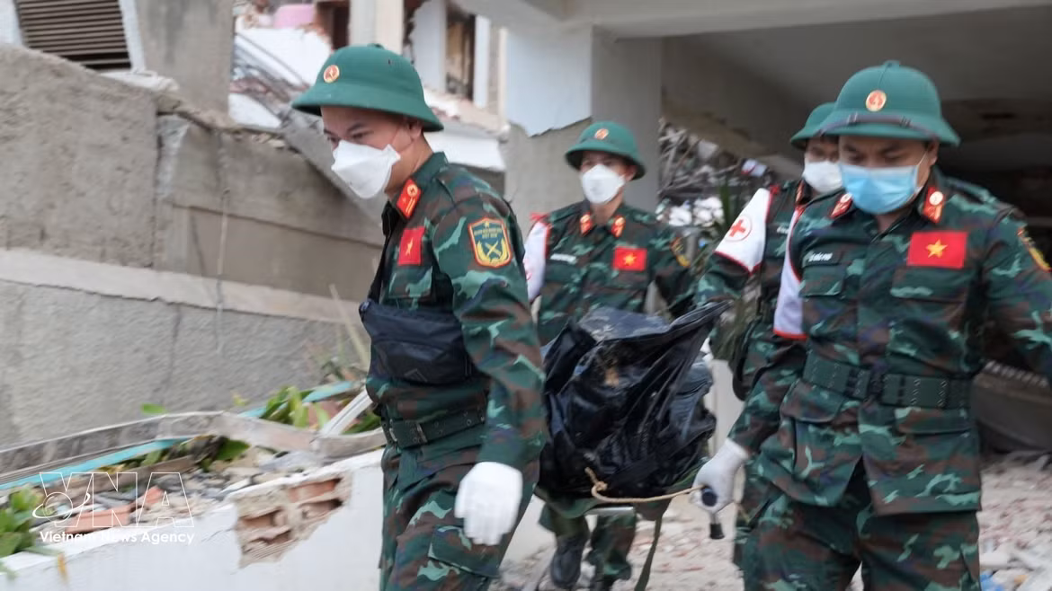 委内瑞拉地震：越南救援力量将遇难者遗体运出废墟