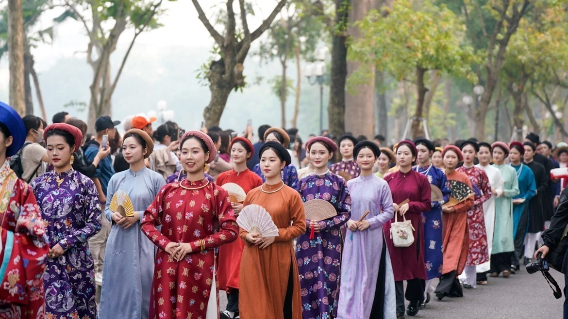 《百花喜事》越服巡游点亮2025越南幸福节