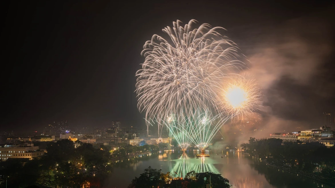 烟花璀璨迎新年 越南吸引大批外国游客跨年