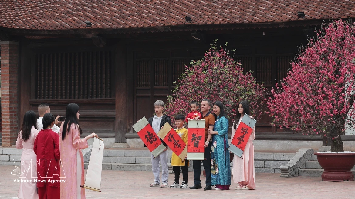 丙午新春首日 河内市民纷纷出游迎春