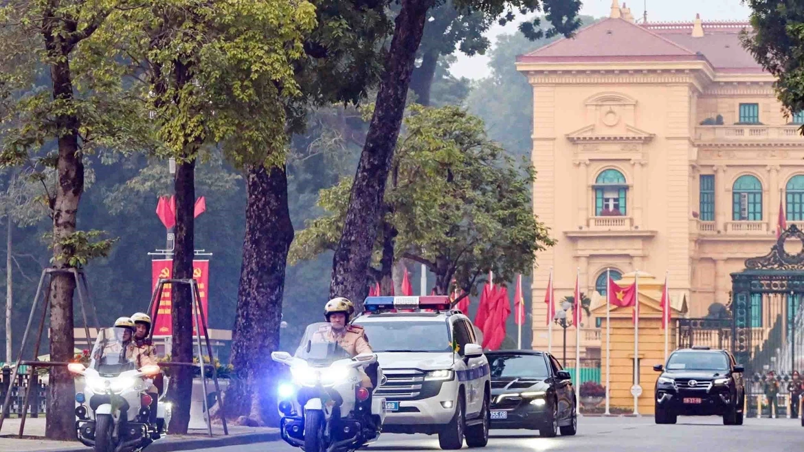 越共十四大：河内市公安力量开展车队引路、车辆编组方案演练