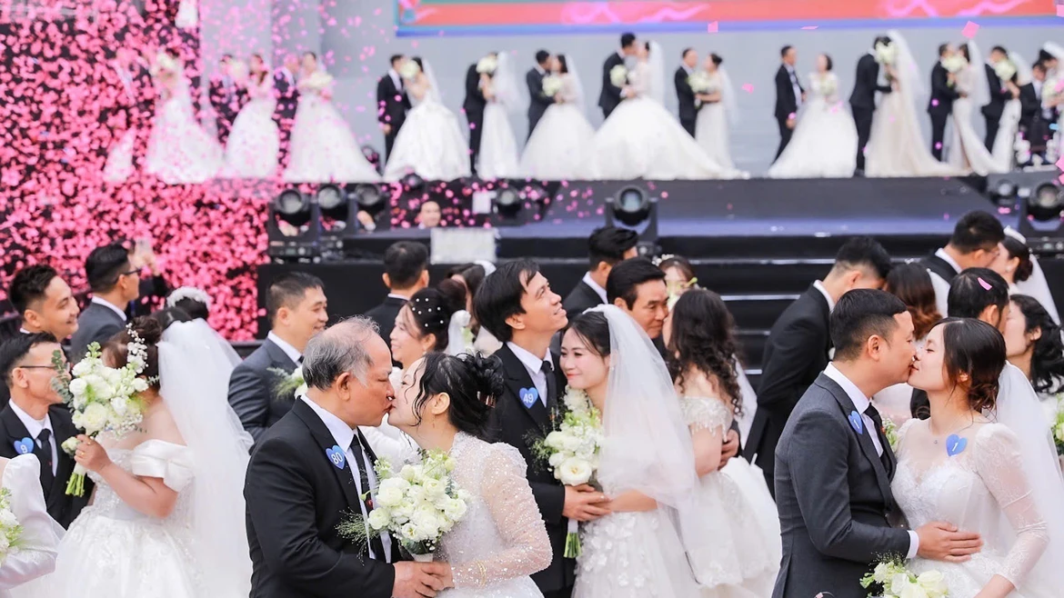 2025年越南幸福节：80对新人共赴集体婚礼盛典