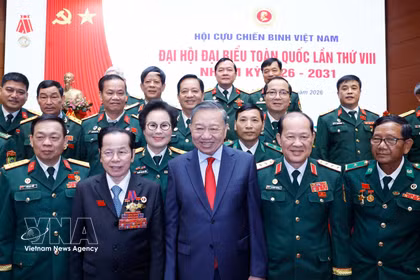 越共中央总书记、国家主席、中央军委书记苏林同各位代表合影。图自越通社