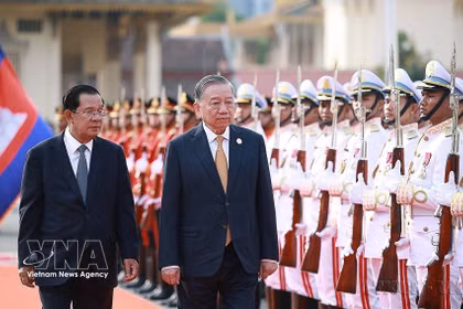 受柬埔寨国王诺罗敦·西哈莫尼的委托，2026年2月6日，柬埔寨人民党主席、参议院主席洪森亲王在金边主持仪式，欢迎越共中央总书记苏林对柬埔寨进行的国事访问。图自越通社