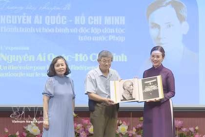 旅法越侨家庭代表向胡志明主席遗迹区赠送在法国保存的关于胡志明主席的珍贵资料和图片。图自越通社