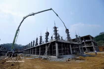 在偏筷乡，偏筷小学和中学寄宿学校项目施工现场。图自越通社