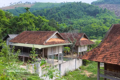 在当今钢筋混凝土建筑日益普及的时代，难能可贵的是，当地泰族群众仍坚持使用木材兴建新的高脚屋，而非改建为现代砖混房屋。图自越通社
