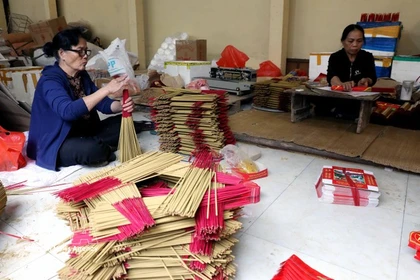 兴安省山南坊高居民区守护传统制香业。图自越通社