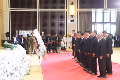 老挝越南人总会及万象市越南人协会向老挝国会主席赛宋蓬·丰威汉同志敬献花圈并默哀一分钟。图自越通社