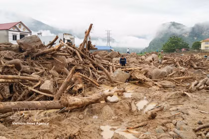 受7月15日至17日持续强降雨影响，芒炭乡境内发生严重山洪和山体滑坡，造成多间房屋和基础设施损坏。图自越通社
