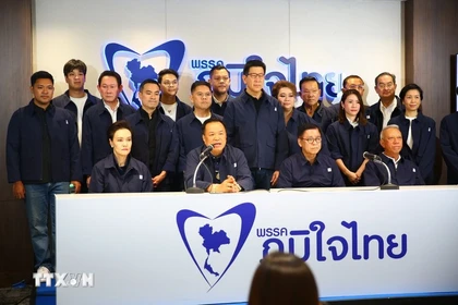 泰国自豪党领袖阿努廷·查恩维拉库尔（前排左二）在曼谷举行的新闻发布会上，公布了泰国国会选举的初步计票结果。图自新华社/越通社