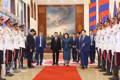 柬埔寨国会主席昆索达莉主持仪式，欢迎陈锦秀访柬。图自越通社