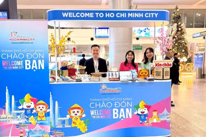 胡志明市在新山一国际机场设立旅游推广柜台。图自越通社