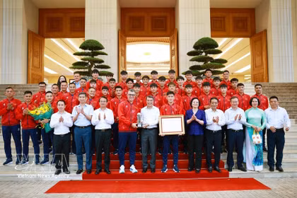越南政府总理黎明兴会见刚夺得东南亚锦标赛冠军的越南U17国家男子足球队。图自越通社