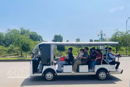 越南各民族文化旅游村内的观光电动车。图自越通社