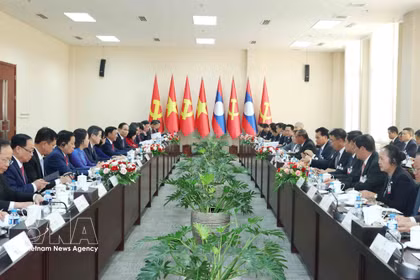 越共中央书记处常务书记陈锦秀与老挝人民革命党中央书记处常务书记维莱·拉坎丰举行会谈。图自越通社