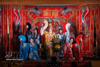 在祈安庙会表演的一个倍唱节目。图自越通社