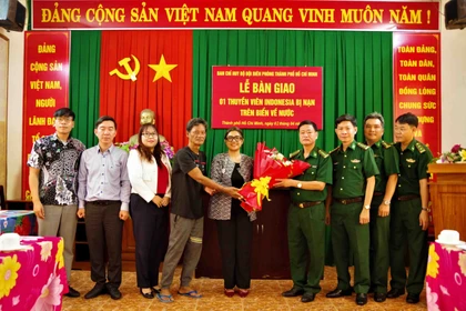 4月2日举行的遇险船员移交仪式。图自越通社