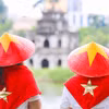 年轻人身穿金星红旗斗笠与配件，以此彰显爱国情怀。图自越通社