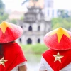 年轻人身穿金星红旗斗笠与配件,以此彰显爱国情怀。图自越通社