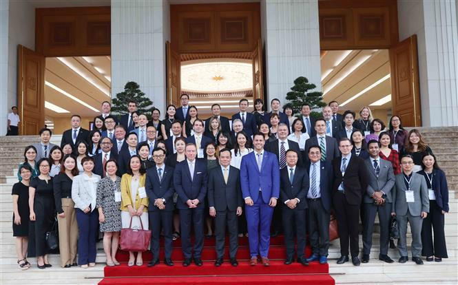 越南政府副总理陈流光与各位代表合影。图自越通社