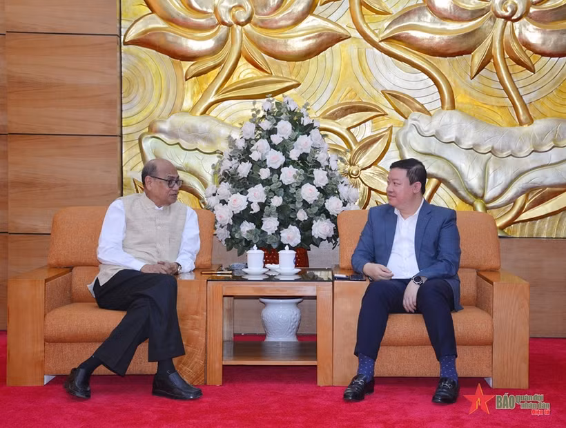 越南友好组织联合会副主席阮玉雄与世界和平理事会主席、印度团结组织秘书长帕拉布·森古普塔。图自越通社