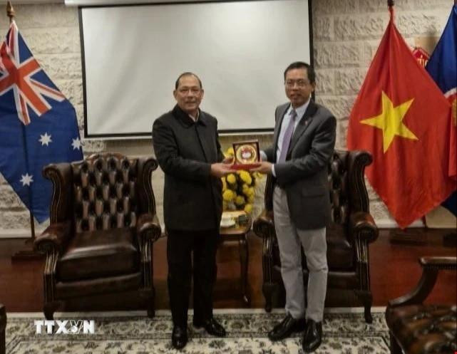 越南驻澳大利亚大使范雄心与越南祖国阵线中央委员会副主席黄功水合影。图自越通社