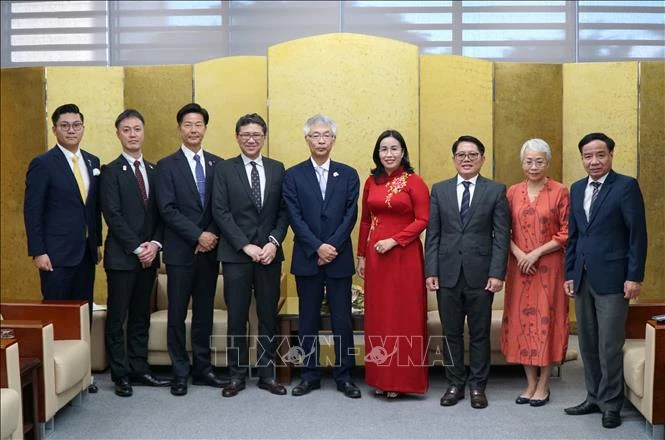 岘港市人民委员会副主席阮氏英诗与日本代表团合影。图自越通社