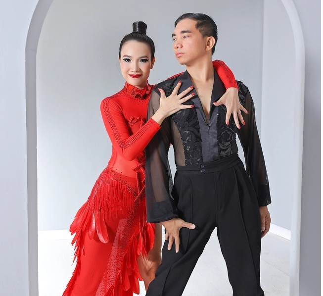 越南两名运动员范忠和与阮美庄将参加2024年WDSF世界拉丁舞锦标赛中年组II比赛。图自文化体育报