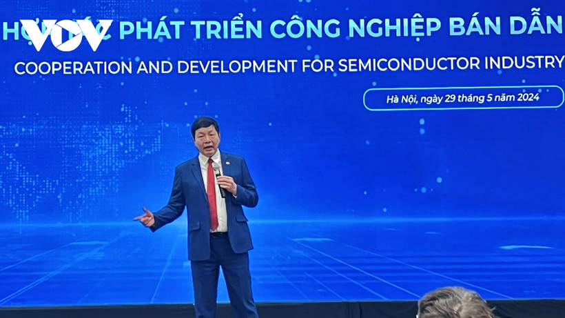 越南软件与信息技术服务协会主席张嘉平在研讨会上发表讲话。图自越南之声