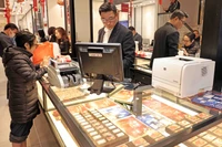 在富贵金店买卖黄金。 图自越通社