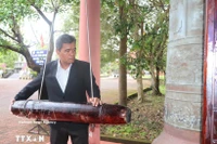 越共中央委员、广义省委书记胡文年在缅怀仪式上敲响钟声。图自越通社 