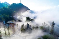 这座石砌教堂自1895年建成，历经修缮保存完好，是雾中沙坝的典型景观。 图自越通社