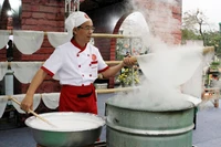 按照传统方式制作云姑河粉村（宁平省南同乡）的河粉。图自越通社