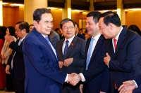 越南国会主席陈青敏与国会代表合影 图自越通社