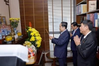 越南国会主席陈青敏向已故越共中央总书记长征进香缅怀 图自越通社