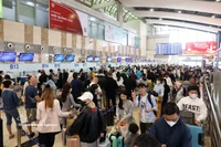 2月13日旅客在机场排队现场 图自越通社