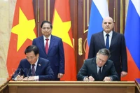 越南政府总理范明政与俄罗斯联邦政府总理米哈伊尔·米舒斯京共同见证在越南境内建设核电站合作协议的签署仪式。图自越通社
