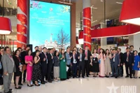 与会代表在"侨胞与越南投资机遇：破除障碍—激活资源"座谈会上合影 图自《人民军队》报