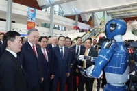 越共中央总书记苏林参观政府科学、技术与创新发展及数字化转型成果展览 图自越通社