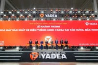 各位代表共同为位于北宁省新兴工业区的雅迪（YADEA）智能电动车制造厂落成剪彩。图自越通社