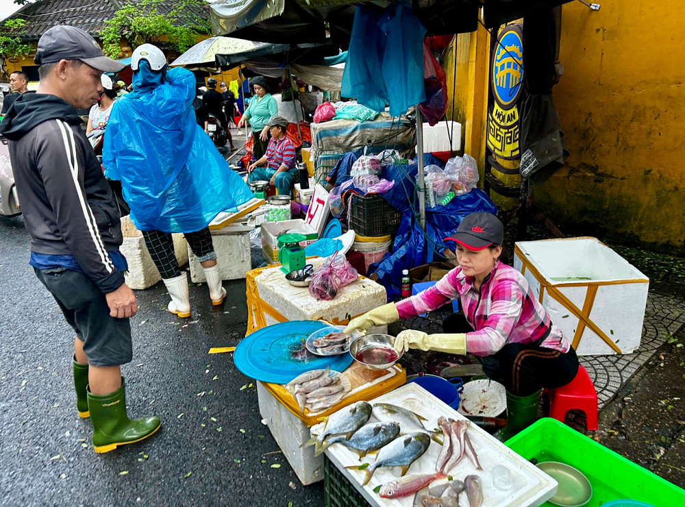 会安古镇小贩恢复营业，保障居民生活供应。（图：越通社）